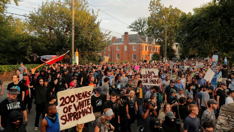مئات ينزلون لشوارع تشارلوتسفيل الأمريكية في ذكرى مسيرة لليمين المتطرف