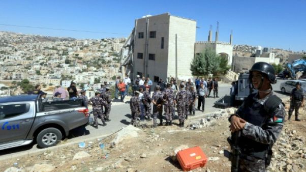 Jordanie: 4 policiers et 3 suspects de terrorisme tués dans un raid lié à une attaque Jordanie: 4 policiers et 3 suspects de terrorisme tués dans un raid lié à une attaque