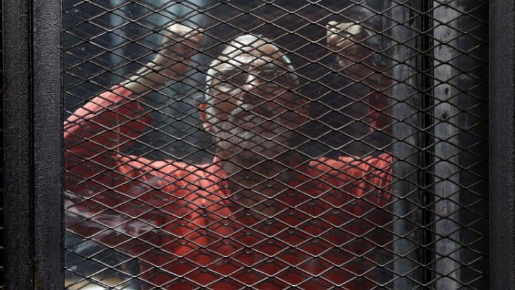 محكمة مصرية تعاقب مرشد الإخوان بالمؤبد في إعادة محاكمته بقضية البحر الأعظم
