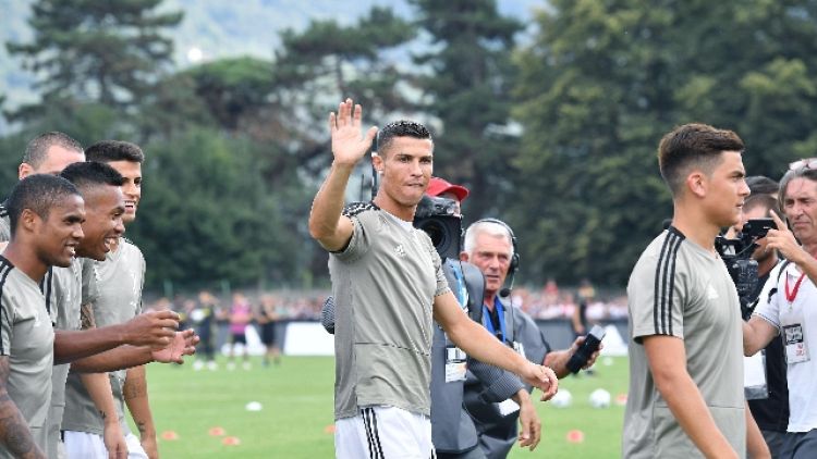 Juve: Ronaldo in campo, pioggia applausi