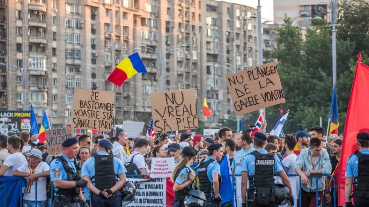 الآلاف يحتجون في رومانيا للمطالبة باستقالة الحكومة