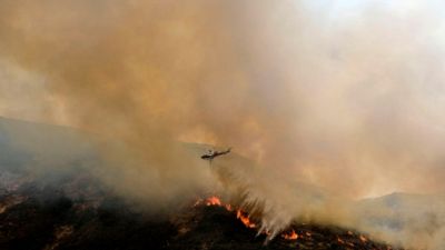 Incendies en Californie: les pompiers progressent malgré des conditions défavorables