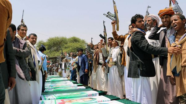 اليمن يشيع أطفالا قتلوا في ضربة جوية والرياض تقول إنها "مشروعة" اليمن يشيع أطفالا قتلوا في ضربة جوية والرياض تقول إنها "مشروعة"