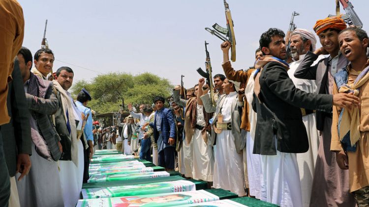 اليمن يشيع أطفالا قتلوا في ضربة جوية والرياض تقول إنها "مشروعة"