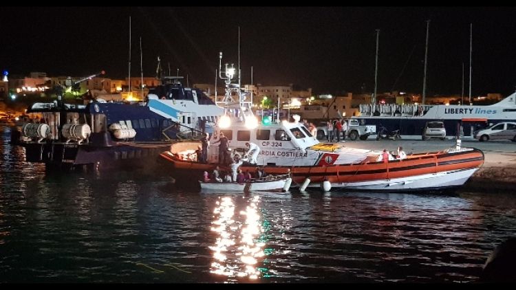 Barchino con 15 migranti a Lampedusa