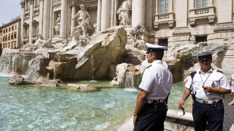 Coppia turisti si tuffa in Fontana Trevi