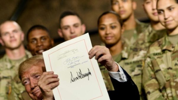 Trump signe le budget 2019 du Pentagone et défend sa Force de l'espace Trump signe le budget 2019 du Pentagone et défend sa Force de l'espace