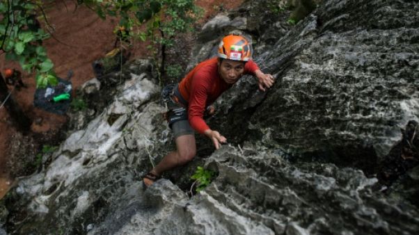 Trois Birmans à la conquête de la plus haute montagne présumée d'Asie du Sud-Est Trois Birmans à la conquête de la plus haute montagne présumée d'Asie du Sud-Est