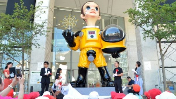 A Fukushima, la statue d'un enfant en équipement de protection dérange A Fukushima, la statue d'un enfant en équipement de protection dérange