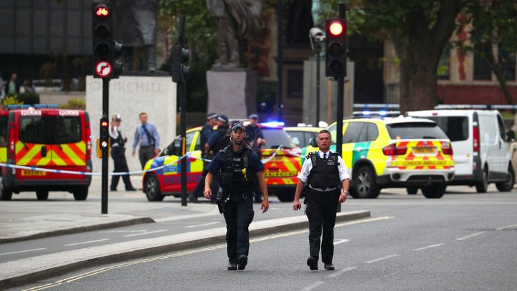 سيارة تدهس مشاة عند البرلمان البريطاني والاشتباه في عمل إرهابي