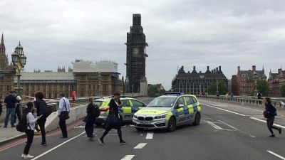 GB: une voiture fonce sur les barrières de sécurité du Parlement, plusieurs blessés