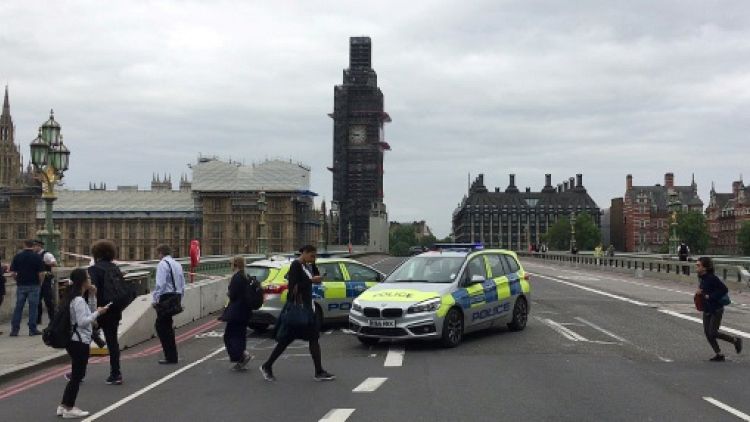 GB: une voiture fonce sur les barrières de sécurité du Parlement, plusieurs blessés