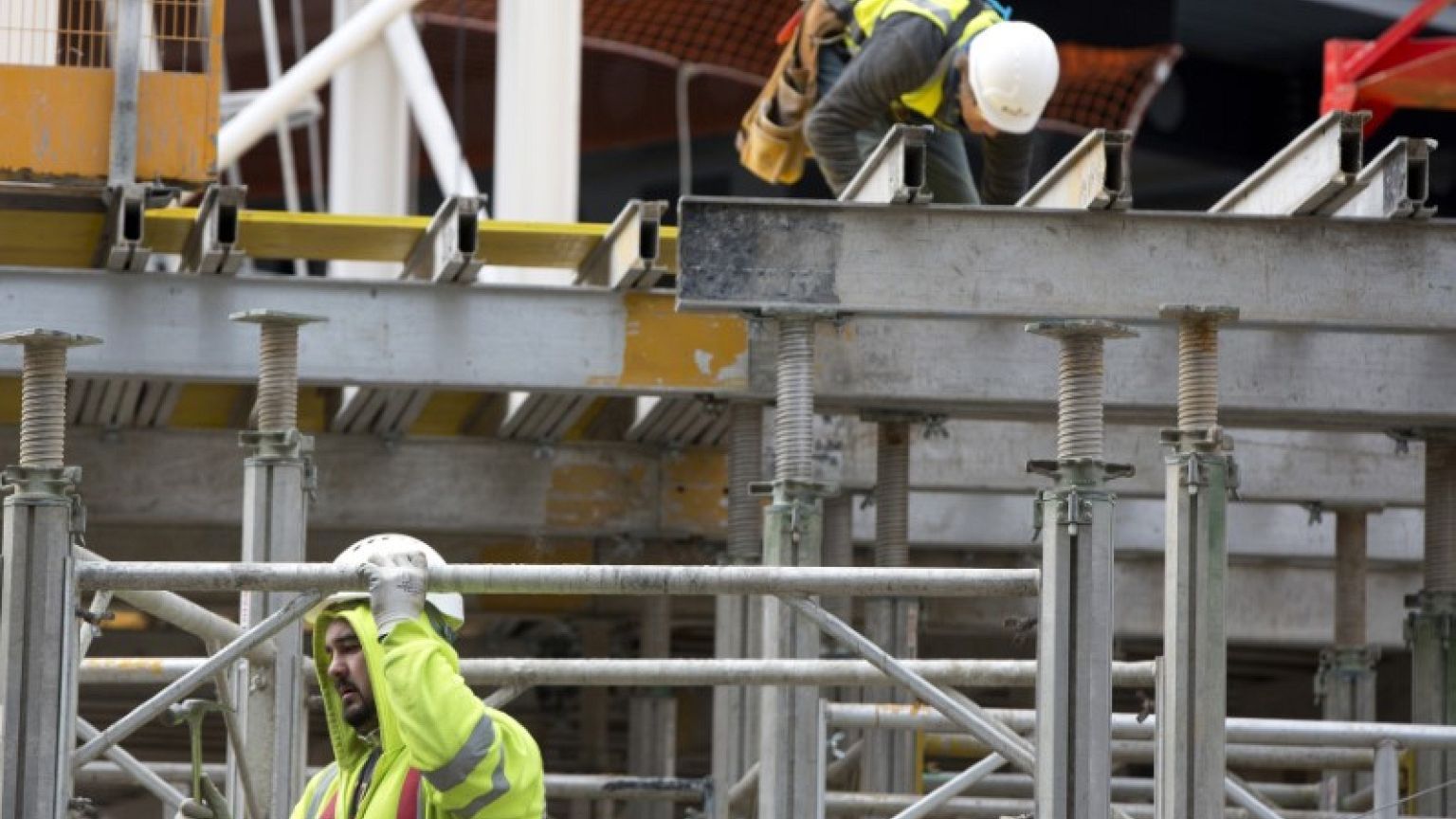 UK jobless rate falls to lowest since 1975 but pay growth weakens