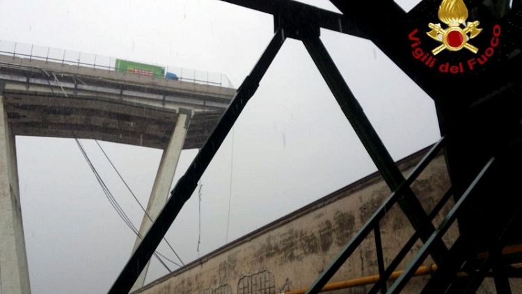 انهيار جسر للسيارات في جنوة بإيطاليا ومخاوف من مقتل "العشرات"