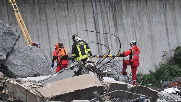 Crollo ponte: 11 morti, anche un bimbo