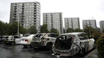 Des voitures brûlées à Göteborg, dans l'ouest de la Suède, le 14 août 2018