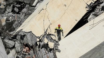 Au milieu des décombres à Gênes, la recherche effrénée de survivants