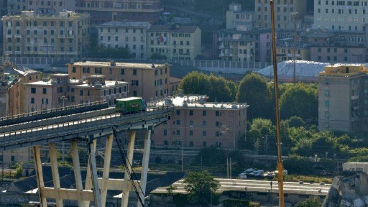 Viaduc effondré à Gênes: les sauveteurs à l'oeuvre toute la nuit