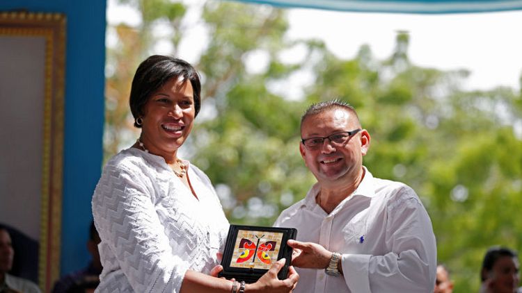 رئيسة بلدية واشنطن تشارك في احتفال بلدة في السلفادور بالمهاجرين