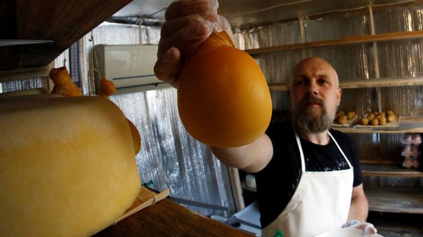 صناعة الجبن في سيبيريا.. ملاذ زوجين روسيين بعيدا عن حياة المدينة صناعة الجبن في سيبيريا.. ملاذ زوجين روسيين بعيدا عن حياة المدينة