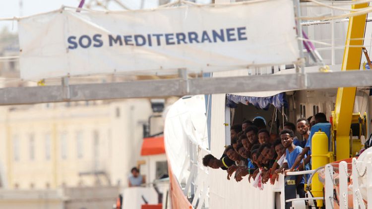 سفينة إنقاذ المهاجرين أكواريوس تصل إلى مالطا بعد خلاف أوروبي