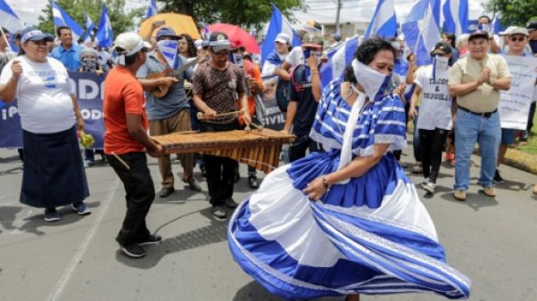 Nicaragua: des milliers d'opposants et de partisans d'Ortega manifestent Nicaragua: des milliers d'opposants et de partisans d'Ortega manifestent