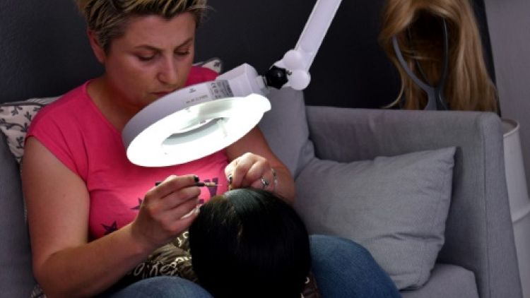 En Bosnie, des cheveux sur mesure et gratuits pour les enfants cancéreux 