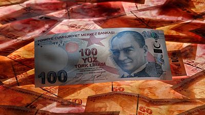 الليرة التركية ترتفع مقابل الدولار قبل مؤتمر لوزير المالية