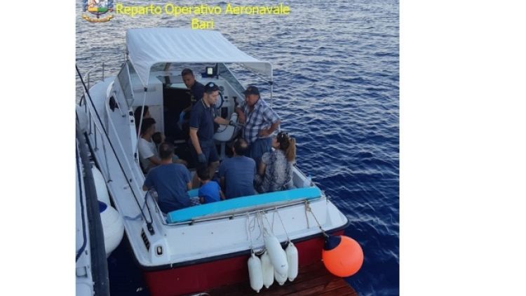 Migranti: in 24 su due barche in Salento