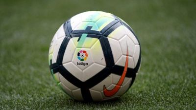 Logo de LaLiga sur un ballon de foot, à Madrid, le 15 avril 2018