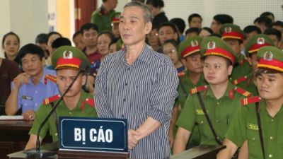 Le Dinh Luong devant le tribunal de Nghe An au Vietnam, le 16 août 2018