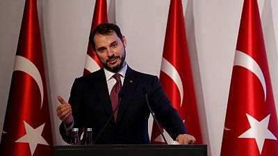 وزير: تركيا لا تدرس فرض قيود على حركة الأموال