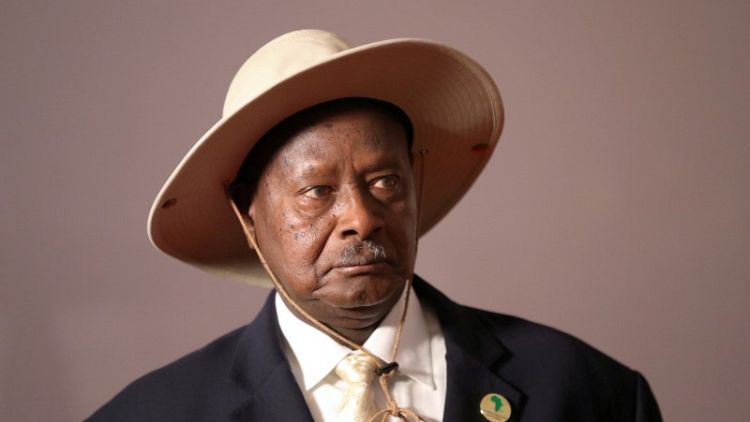 اتهام 3 أعضاء في برلمان أوغندا بالخيانة بعد رشق موكب الرئيس بالحجارة