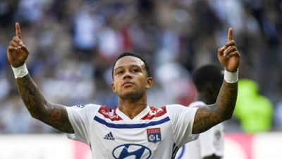 Ligue 1: Lyon a les crocs, attention à la pelouse