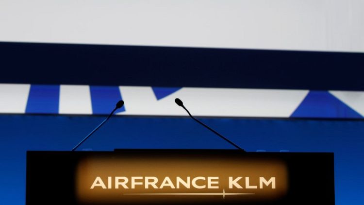 Air France-KLM shares fall, Dutch pilots threaten to strike