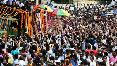 Des milliers d'Indiens aux funérailles de leur ex-Premier ministre