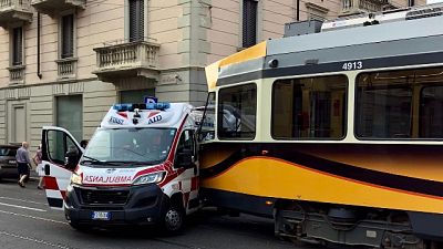 Tram investe ambulanza a Milano Tram investe ambulanza a Milano
