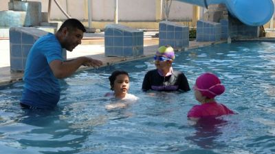 A Mossoul débarrassée de l'EI, les filles se jettent joyeusement à l'eau