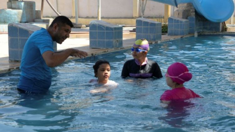 A Mossoul débarrassée de l'EI, les filles se jettent joyeusement à l'eau