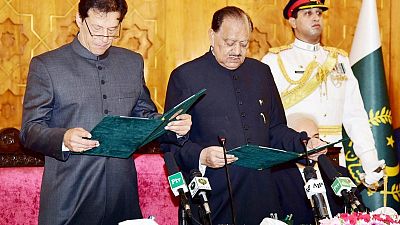 لاعب الكريكيت السابق عمران خان يؤدي اليمين رئيسا لوزراء باكستان