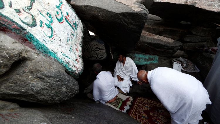 Muslim pilgrims flock to Mecca ahead of haj