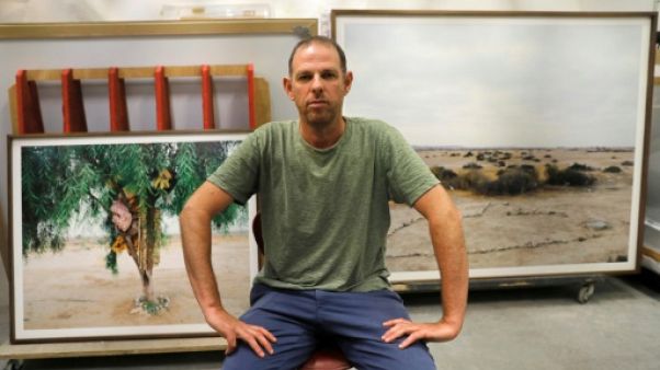 Un photographe israélien rend les migrants invisibles pour mieux les voir Un photographe israélien rend les migrants invisibles pour mieux les voir
