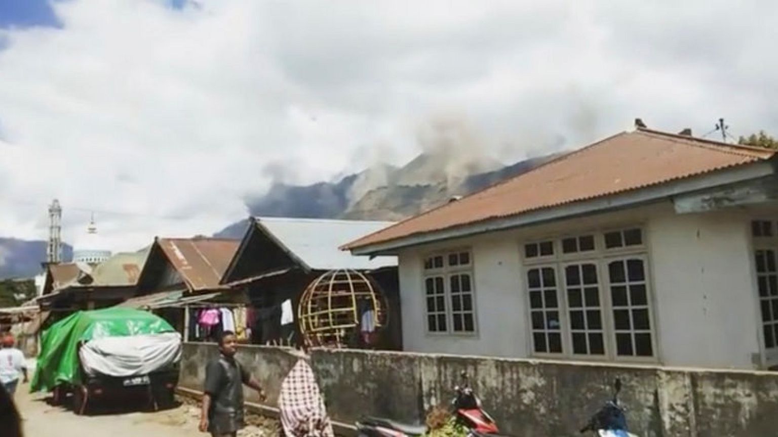 Series of quakes rocks Indonesia's Lombok, causing panic