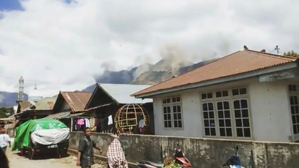 Series of quakes rocks Indonesia's Lombok, causing panic Series of quakes rocks Indonesia's Lombok, causing panic