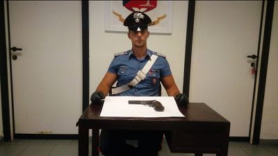 Uccide patrigno con 8 colpi di pistola Uccide patrigno con 8 colpi di pistola