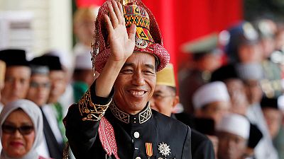 رئيس إندونيسيا يقود دراجة نارية في افتتاح دورة الألعاب الآسيوية