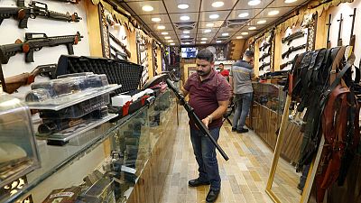 انتعاش متاجر السلاح في بغداد بعد إعادة النظر في حيازة الأسلحة