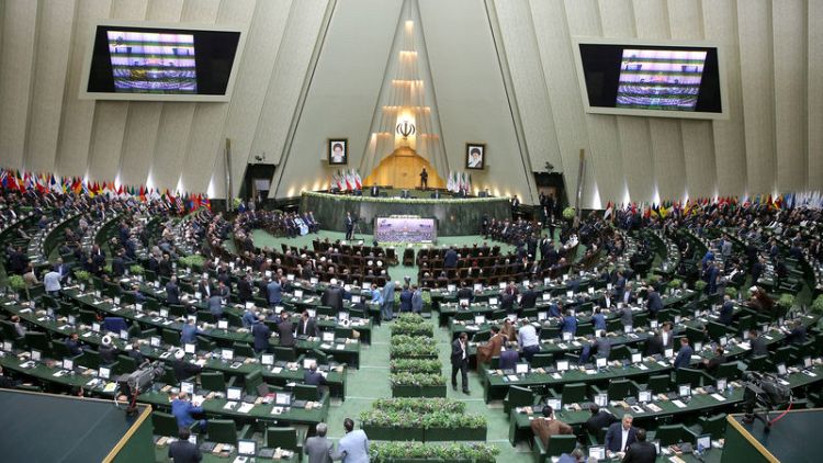 أعضاء في البرلمان الإيراني يبدأون إجراءات لمساءلة وزير المالية
