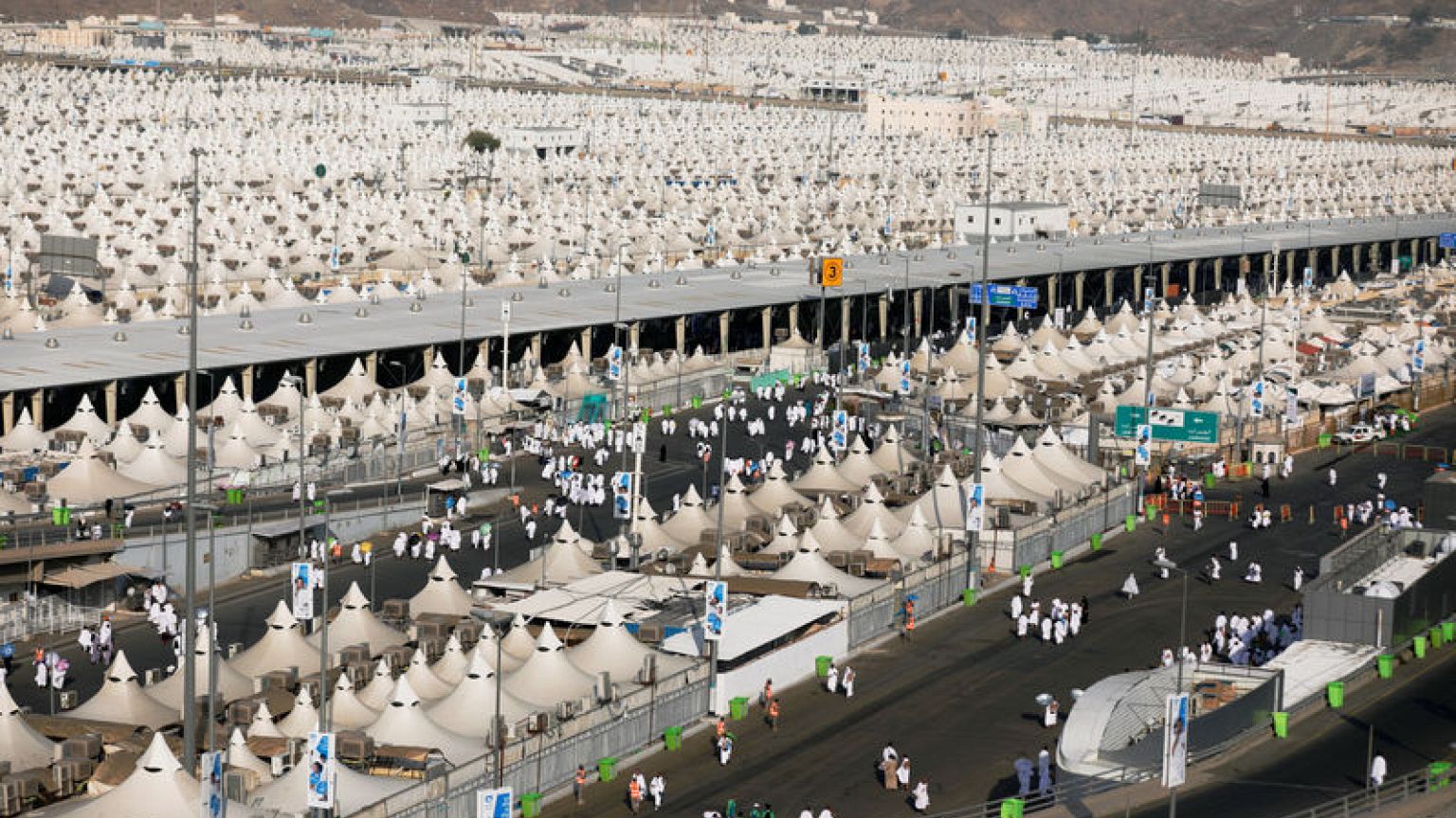 المسلمون يبدأون مناسك الحج وسط أمطار غزيرة