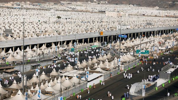 المسلمون يبدأون مناسك الحج وسط أمطار غزيرة المسلمون يبدأون مناسك الحج وسط أمطار غزيرة